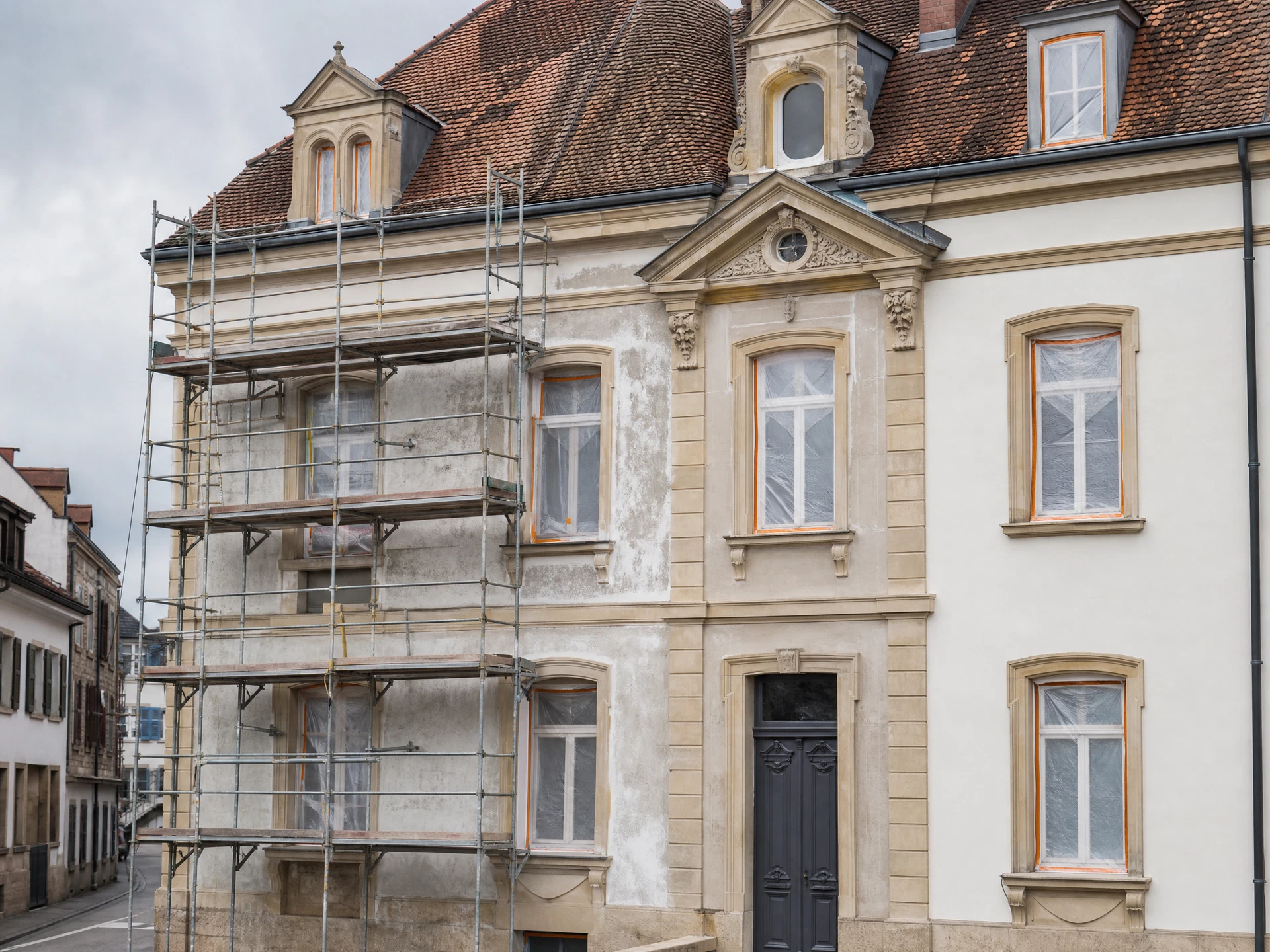 Façade d’une maison ancienne en cours de ravalement